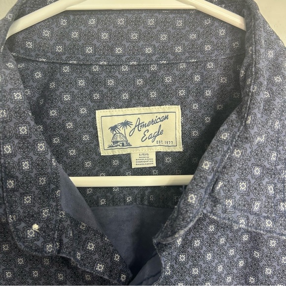 NWT American Eagle Outfitters Dark Blue Patterned Casual Button Up Shirt Large - Picture 4 of 8